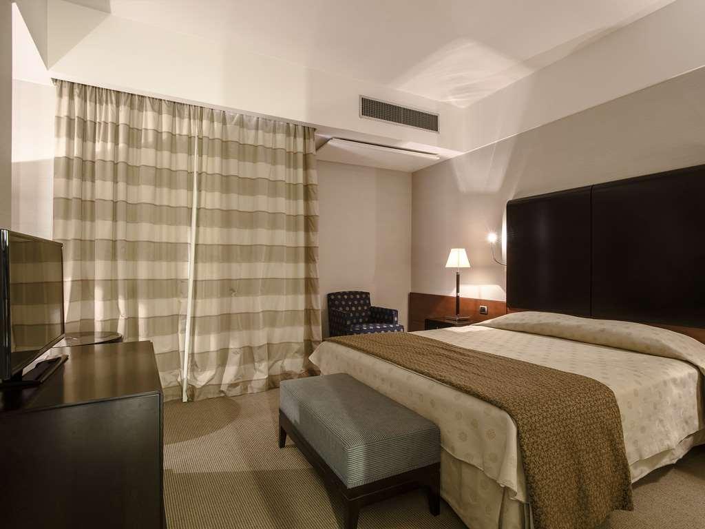 Flyon Hotel & Conference Center Bologna Kamer foto A room at the hotel