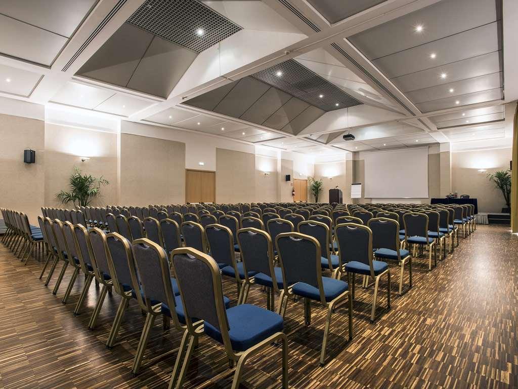 Flyon Hotel & Conference Center Bologna Faciliteiten foto The conference hall of the hotel