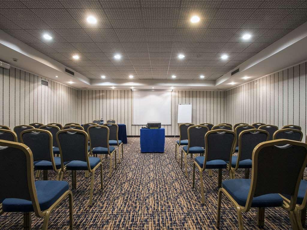 Flyon Hotel & Conference Center Bologna Faciliteiten foto A meeting room in Belgrade