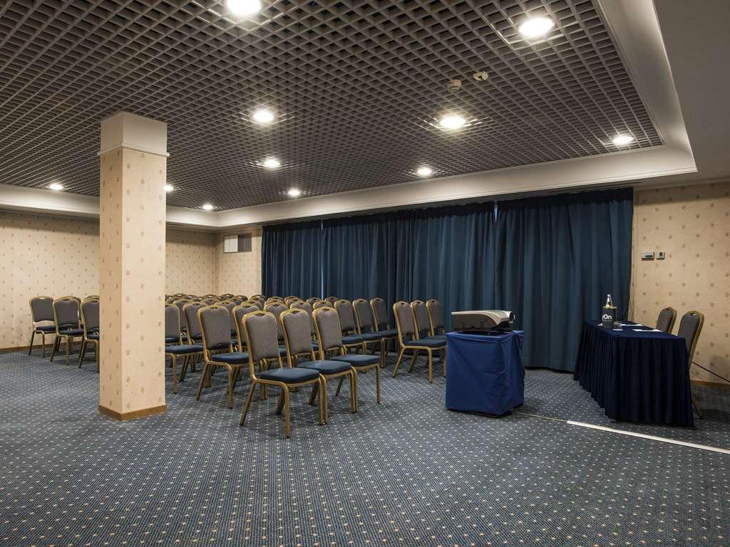 Flyon Hotel & Conference Center Bologna Faciliteiten foto The conference hall