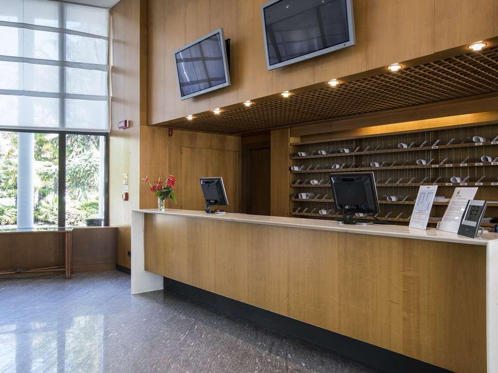 Flyon Hotel & Conference Center Bologna Buitenkant foto Reception desk