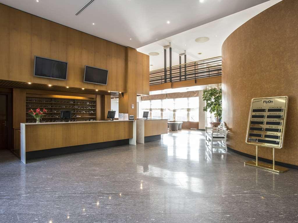Flyon Hotel & Conference Center Bologna Buitenkant foto Reception area
