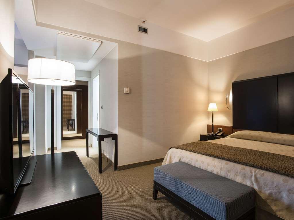 Flyon Hotel & Conference Center Bologna Kamer foto A room at the hotel