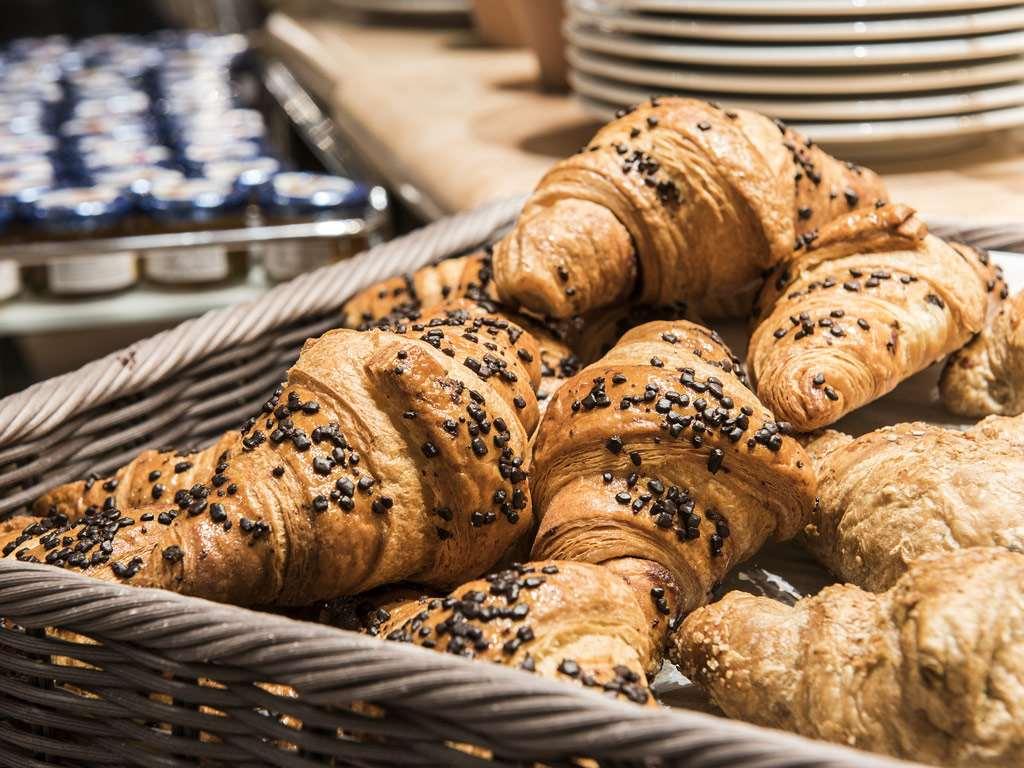 Flyon Hotel & Conference Center Bologna Restaurant foto Croissants with chocolate