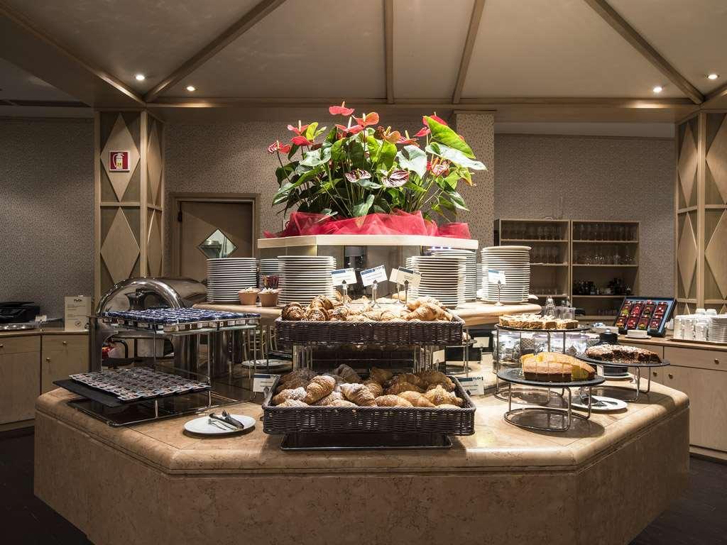 Flyon Hotel & Conference Center Bologna Restaurant foto Breakfast buffet at the hotel