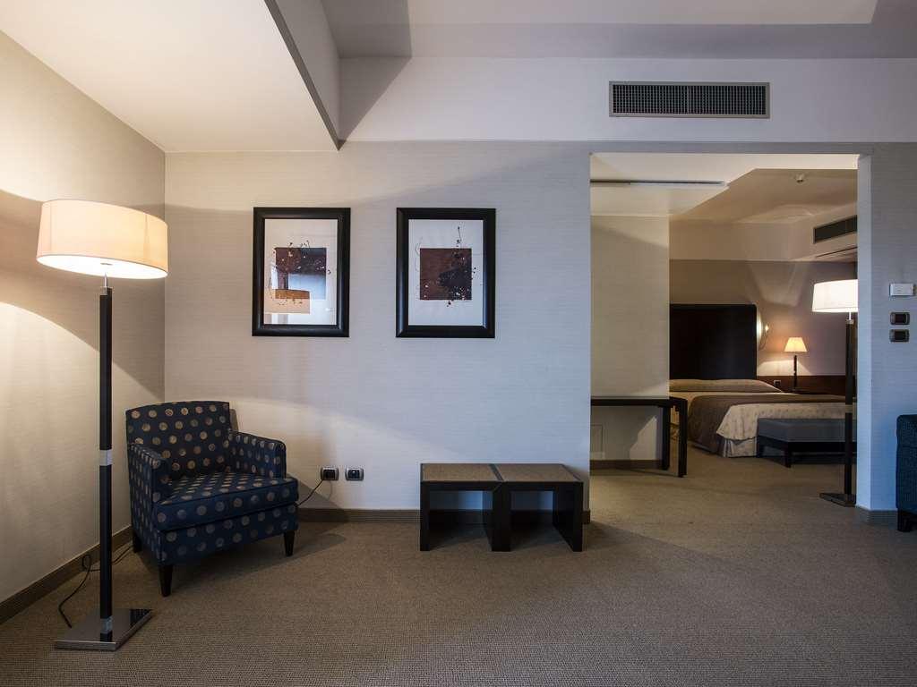 Flyon Hotel & Conference Center Bologna Kamer foto Room interior