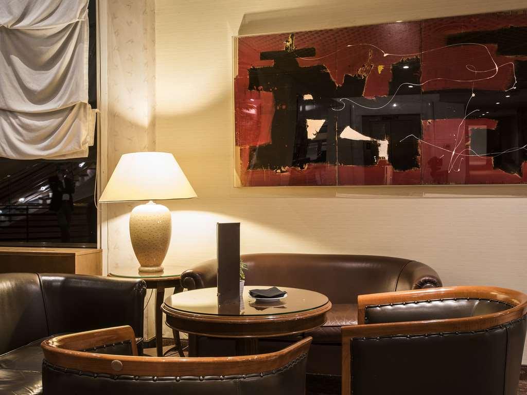 Flyon Hotel & Conference Center Bologna Restaurant foto The interior of the hotel