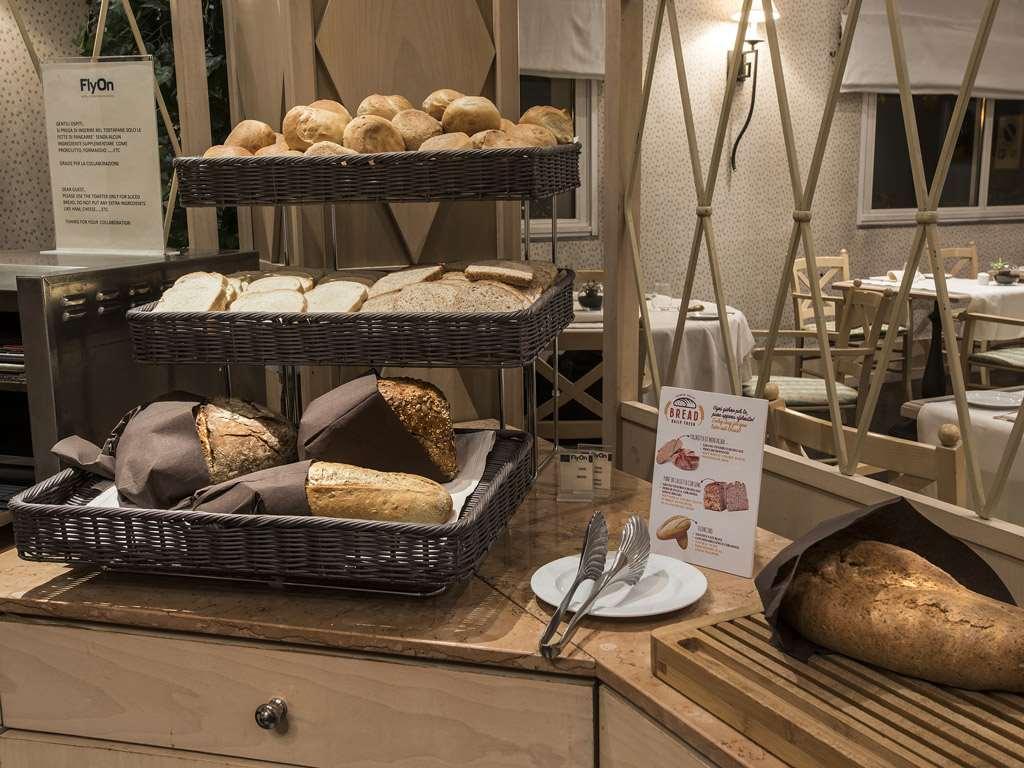 Flyon Hotel & Conference Center Bologna Restaurant foto Bread and pastry
