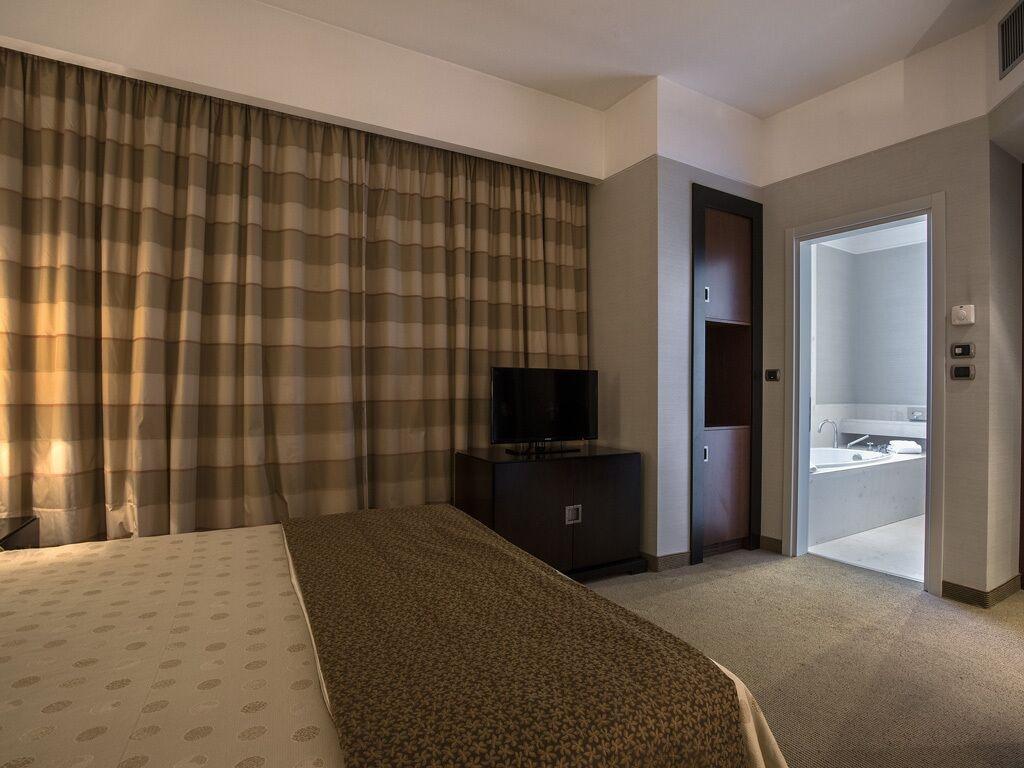 Flyon Hotel & Conference Center Bologna Buitenkant foto Room at the hotel