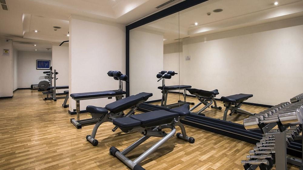 Flyon Hotel & Conference Center Bologna Buitenkant foto Gym equipment