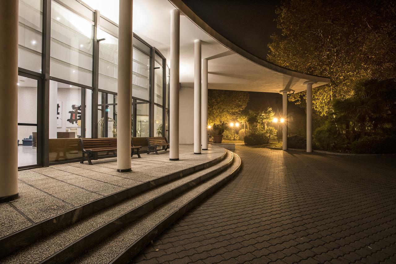 Flyon Hotel & Conference Center Bologna Buitenkant foto The entrance of the park