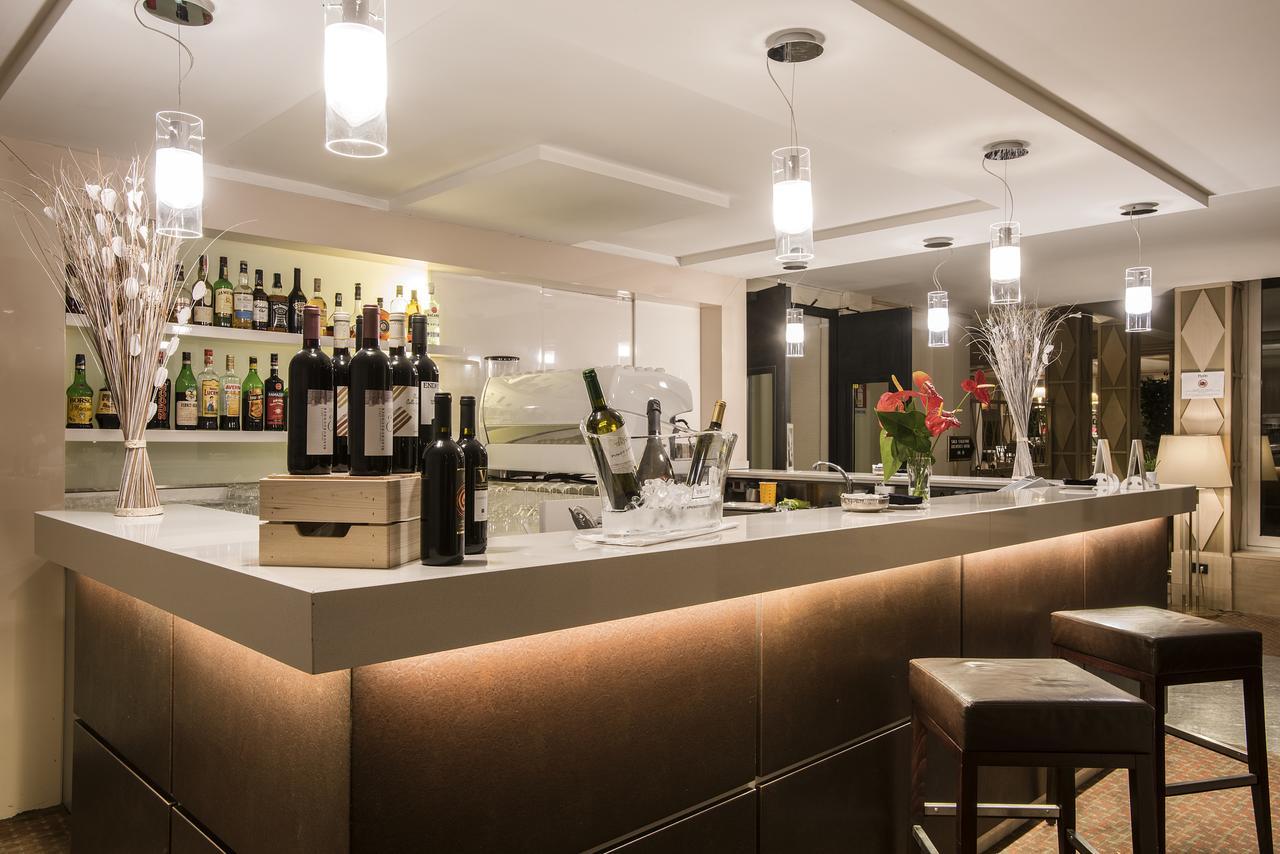 Flyon Hotel & Conference Center Bologna Buitenkant foto The reception of the hotel