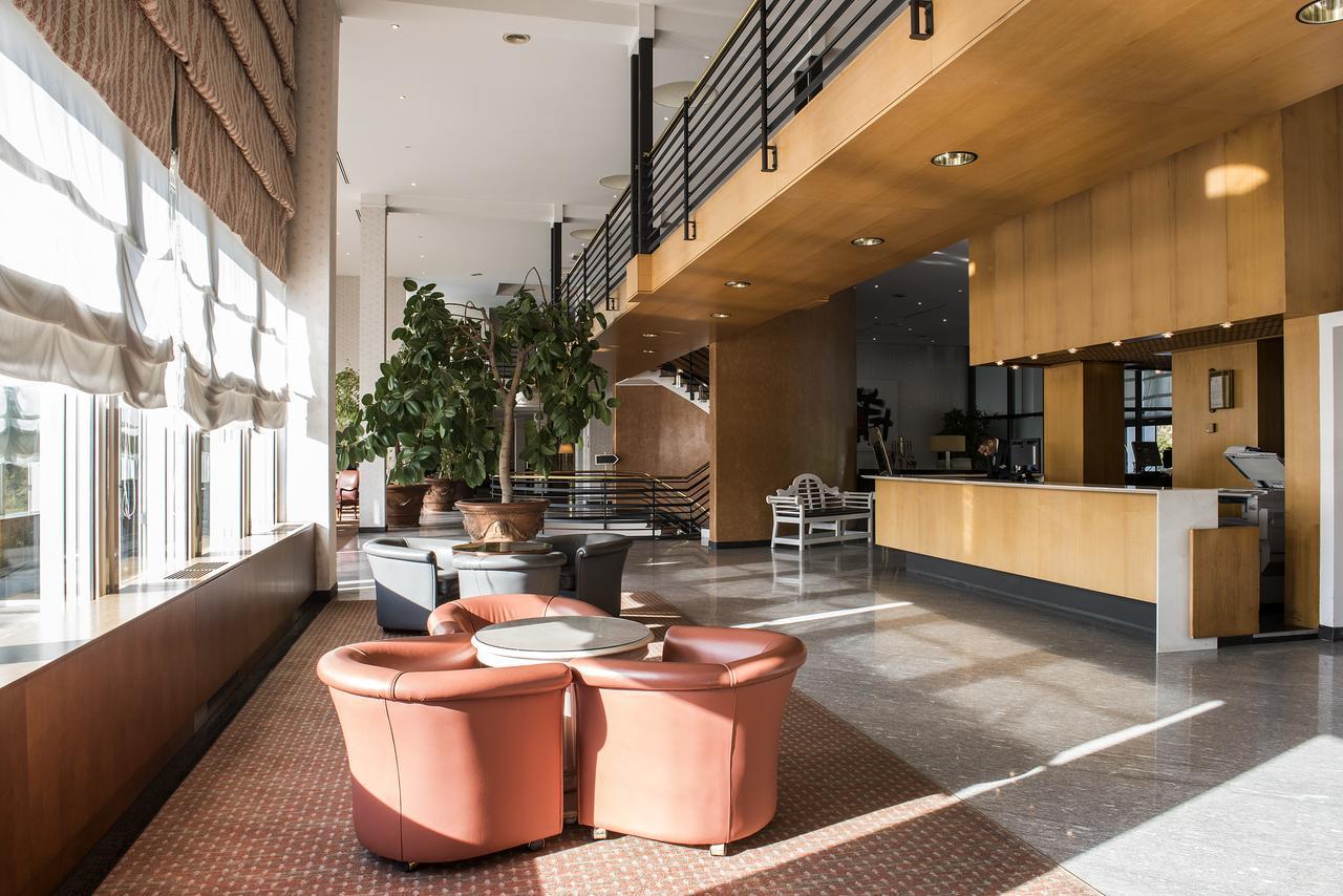 Flyon Hotel & Conference Center Bologna Buitenkant foto Reception