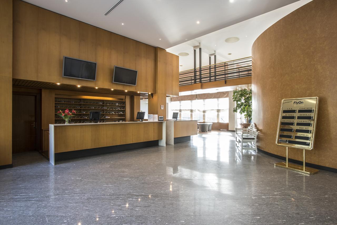 Flyon Hotel & Conference Center Bologna Buitenkant foto Reception