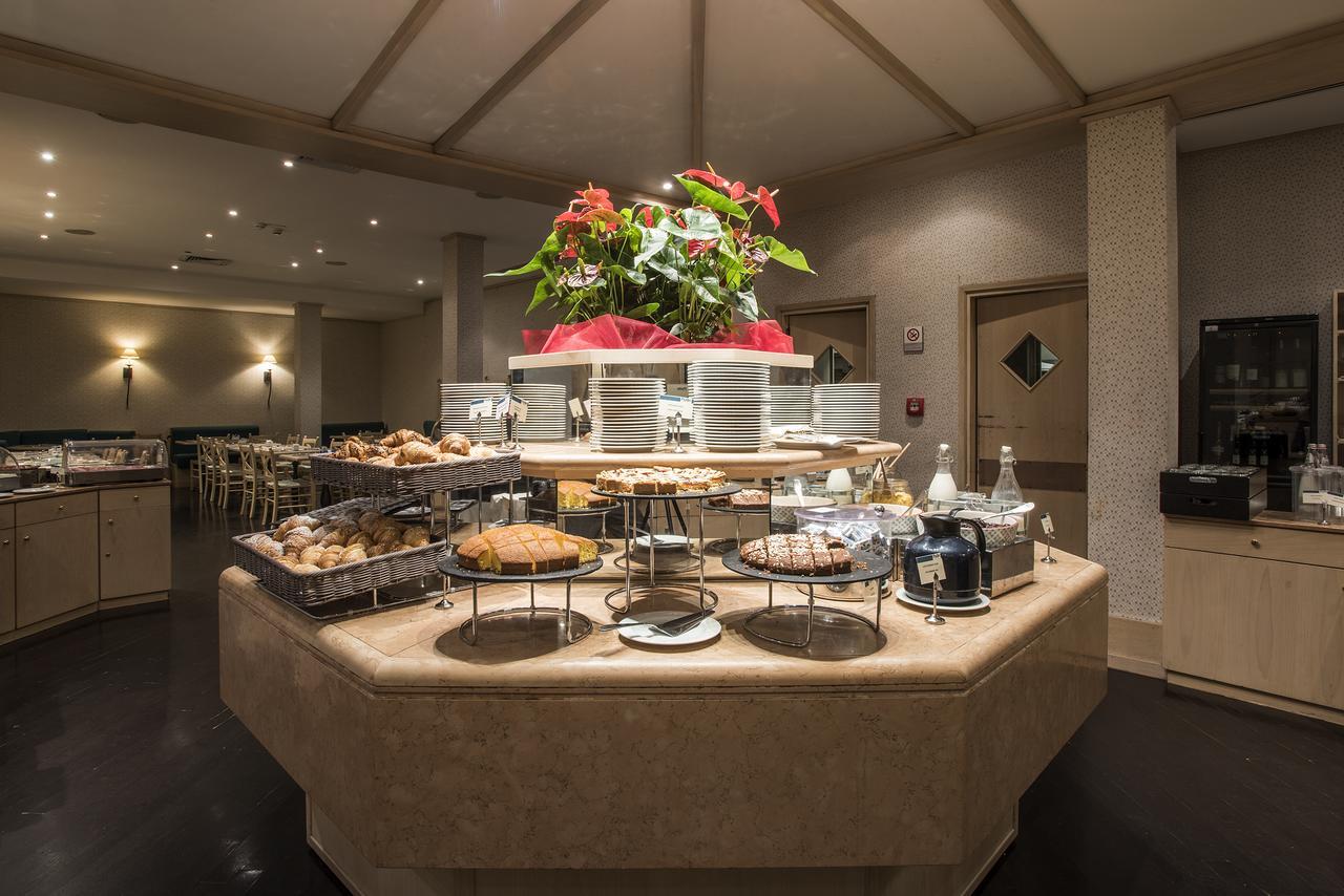 Flyon Hotel & Conference Center Bologna Buitenkant foto Breakfast buffet