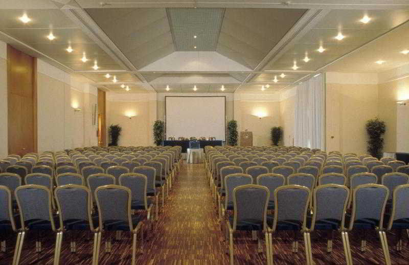 Flyon Hotel & Conference Center Bologna Buitenkant foto The conference hall