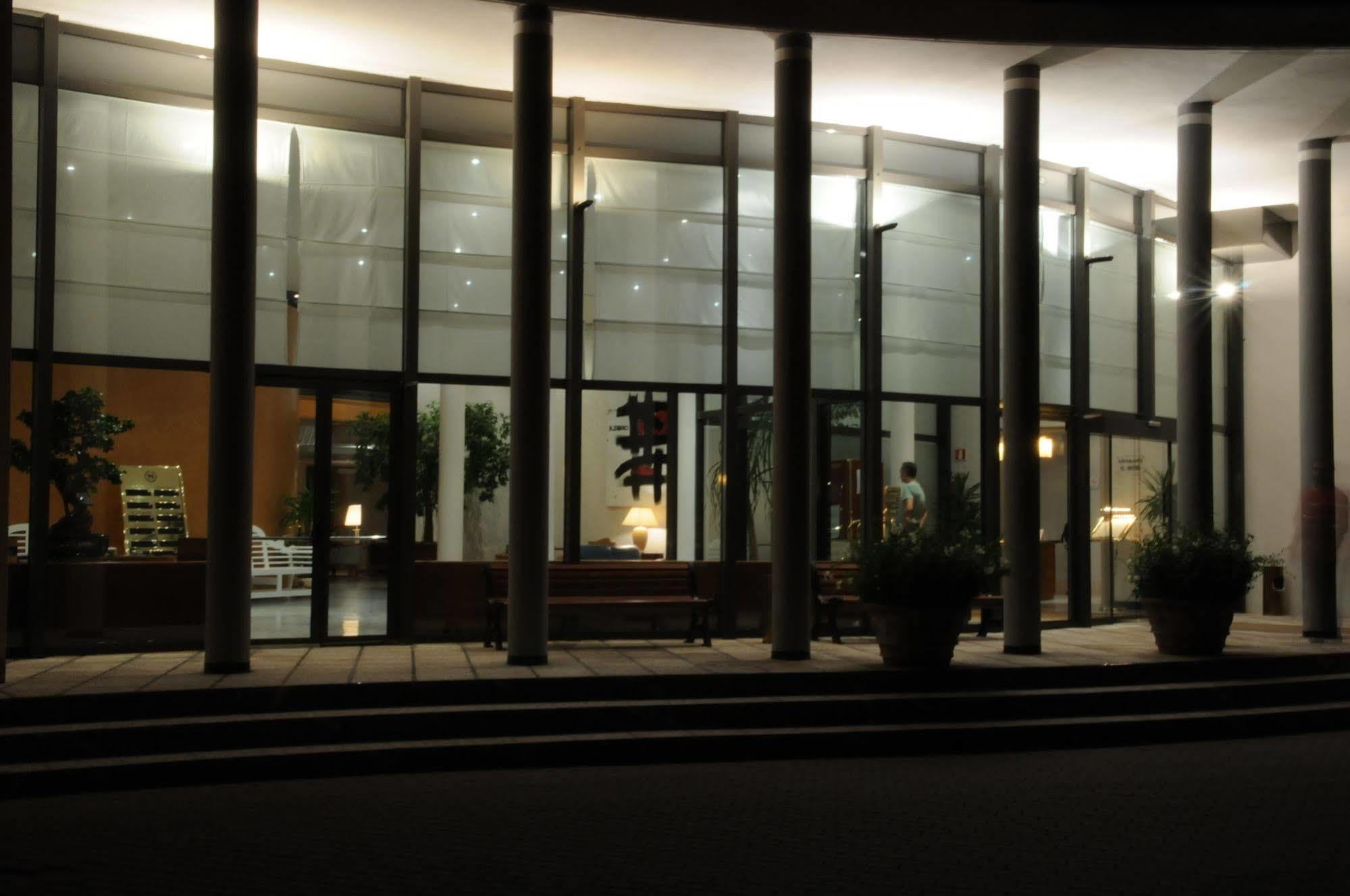 Flyon Hotel & Conference Center Bologna Buitenkant foto The building at night