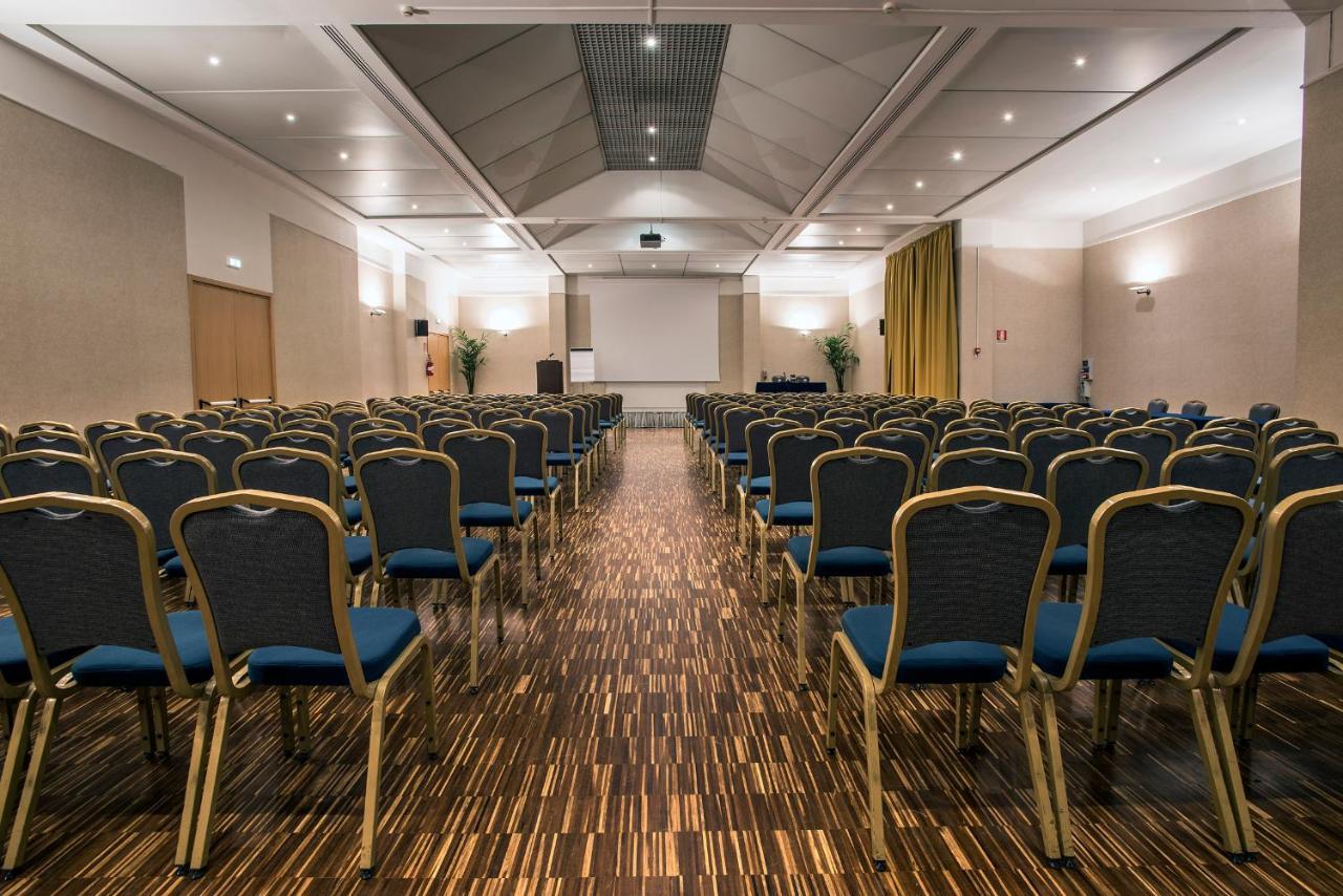 Flyon Hotel & Conference Center Bologna Buitenkant foto The conference hall
